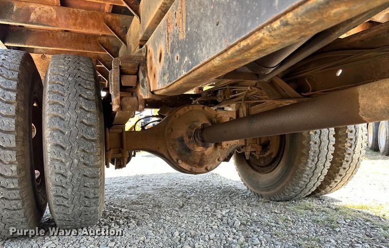 image for item EJ4363 1977 Ford F800 flatbed truck