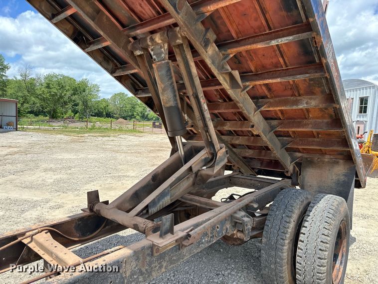 image for item EJ4363 1977 Ford F800 flatbed truck