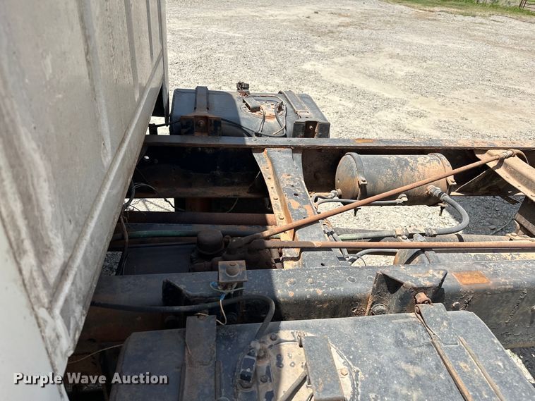 image for item EJ4363 1977 Ford F800 flatbed truck