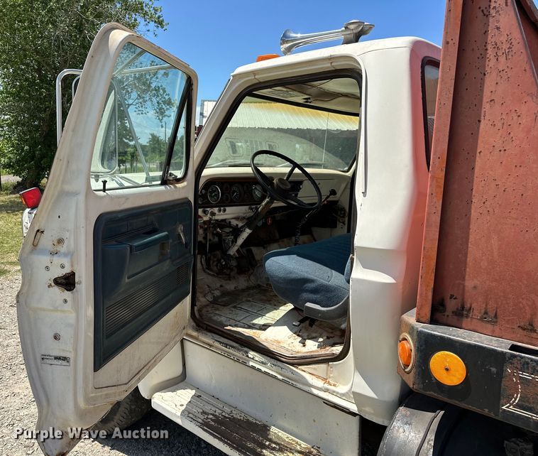 image for item EJ4363 1977 Ford F800 flatbed truck