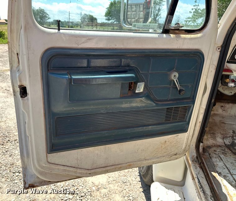 image for item EJ4363 1977 Ford F800 flatbed truck