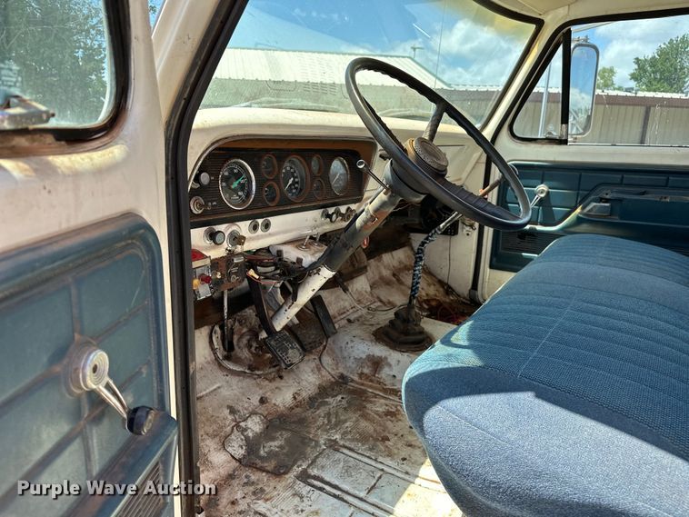 image for item EJ4363 1977 Ford F800 flatbed truck