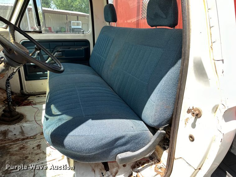 image for item EJ4363 1977 Ford F800 flatbed truck