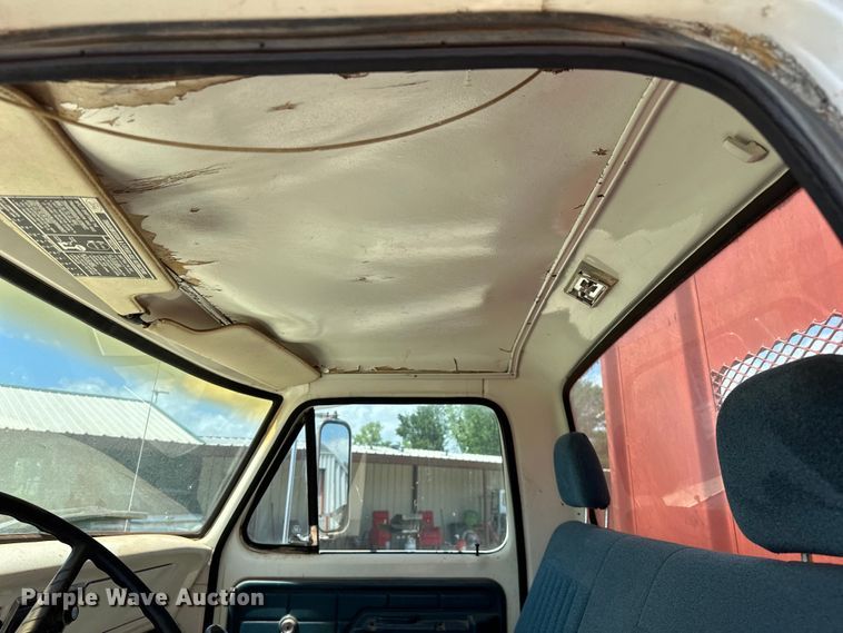 image for item EJ4363 1977 Ford F800 flatbed truck