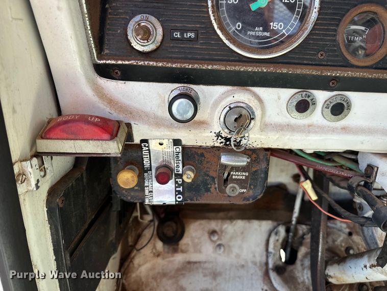 image for item EJ4363 1977 Ford F800 flatbed truck