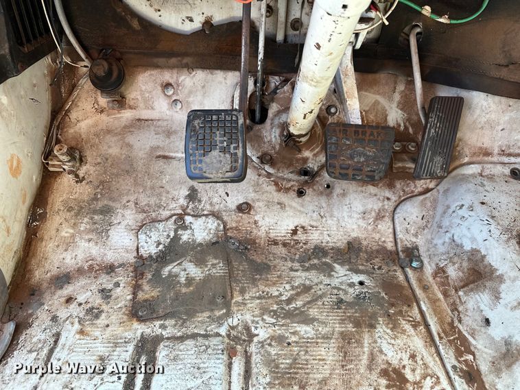 image for item EJ4363 1977 Ford F800 flatbed truck