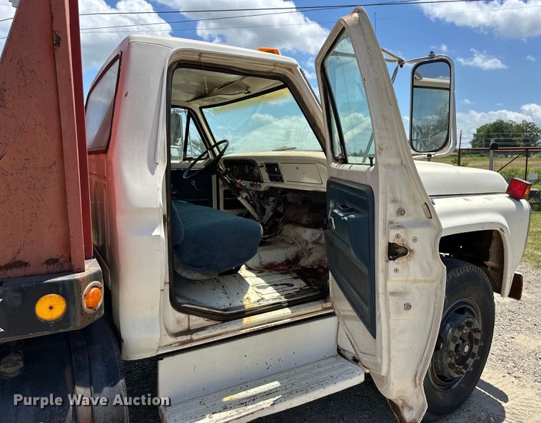 image for item EJ4363 1977 Ford F800 flatbed truck