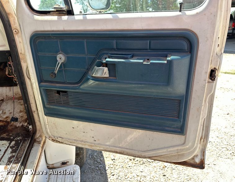 image for item EJ4363 1977 Ford F800 flatbed truck