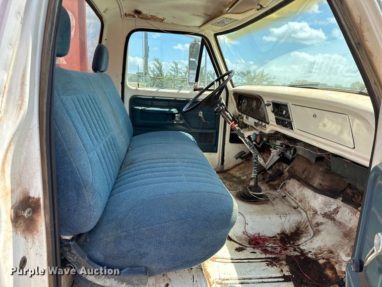 image for item EJ4363 1977 Ford F800 flatbed truck