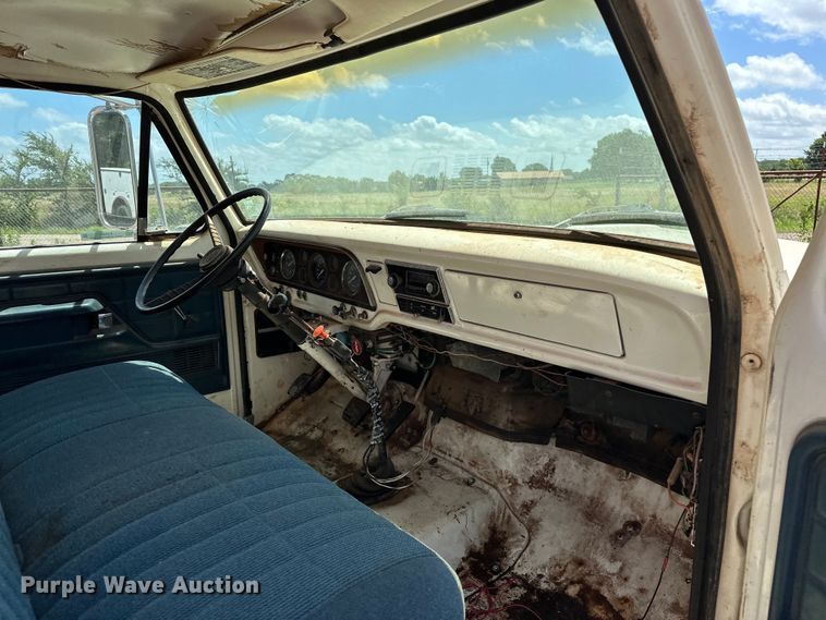 image for item EJ4363 1977 Ford F800 flatbed truck