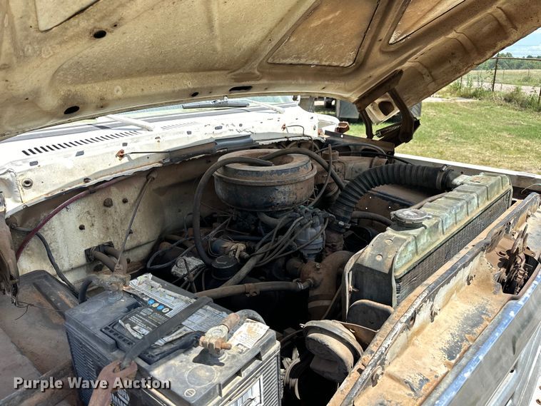 image for item EJ4363 1977 Ford F800 flatbed truck