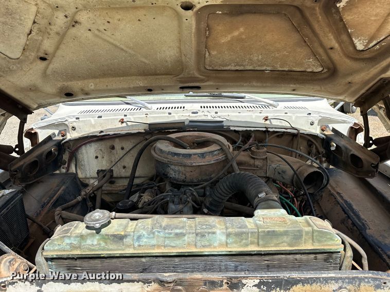 image for item EJ4363 1977 Ford F800 flatbed truck