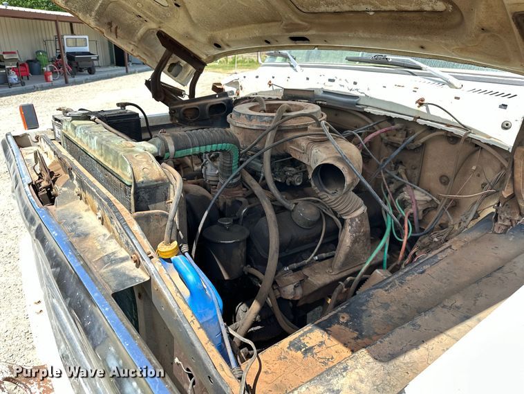 image for item EJ4363 1977 Ford F800 flatbed truck