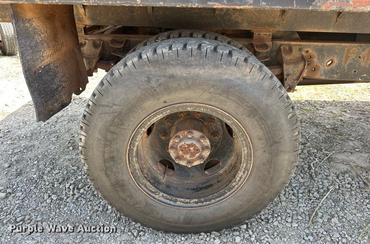 image for item EJ4363 1977 Ford F800 flatbed truck