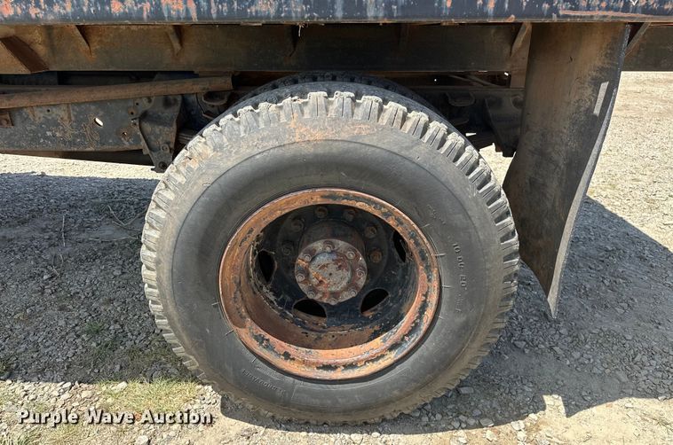 image for item EJ4363 1977 Ford F800 flatbed truck