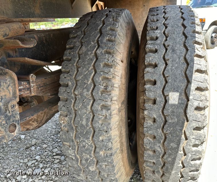 image for item EJ4363 1977 Ford F800 flatbed truck