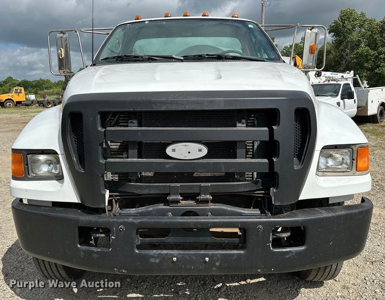 image for item EJ4366 2004 Ford F750 Super Duty truck cab and chassis