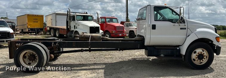 image for item EJ4366 2004 Ford F750 Super Duty truck cab and chassis