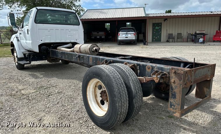 image for item EJ4366 2004 Ford F750 Super Duty truck cab and chassis