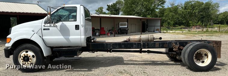 image for item EJ4366 2004 Ford F750 Super Duty truck cab and chassis