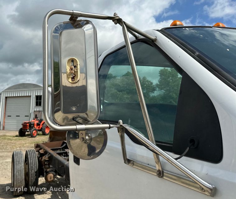 image for item EJ4366 2004 Ford F750 Super Duty truck cab and chassis