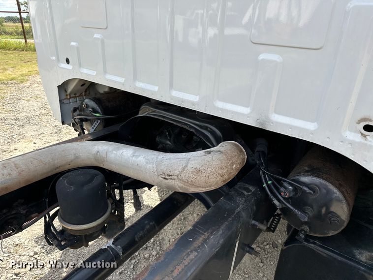 image for item EJ4366 2004 Ford F750 Super Duty truck cab and chassis