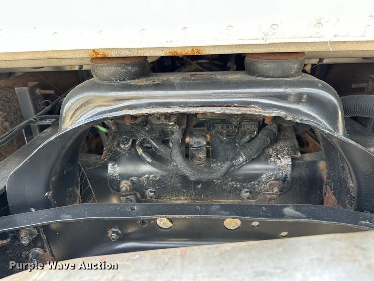 image for item EJ4366 2004 Ford F750 Super Duty truck cab and chassis