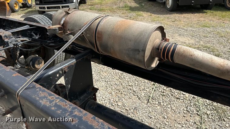 image for item EJ4366 2004 Ford F750 Super Duty truck cab and chassis