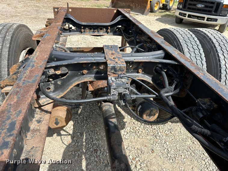 image for item EJ4366 2004 Ford F750 Super Duty truck cab and chassis