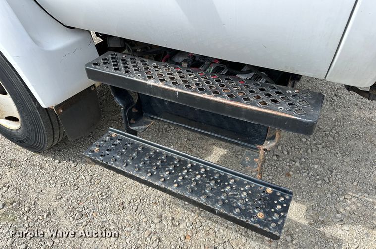 image for item EJ4366 2004 Ford F750 Super Duty truck cab and chassis