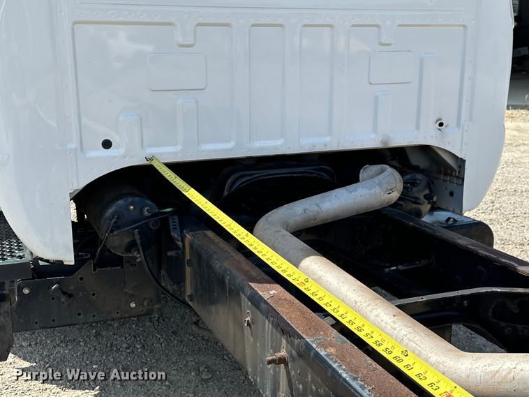 image for item EJ4366 2004 Ford F750 Super Duty truck cab and chassis