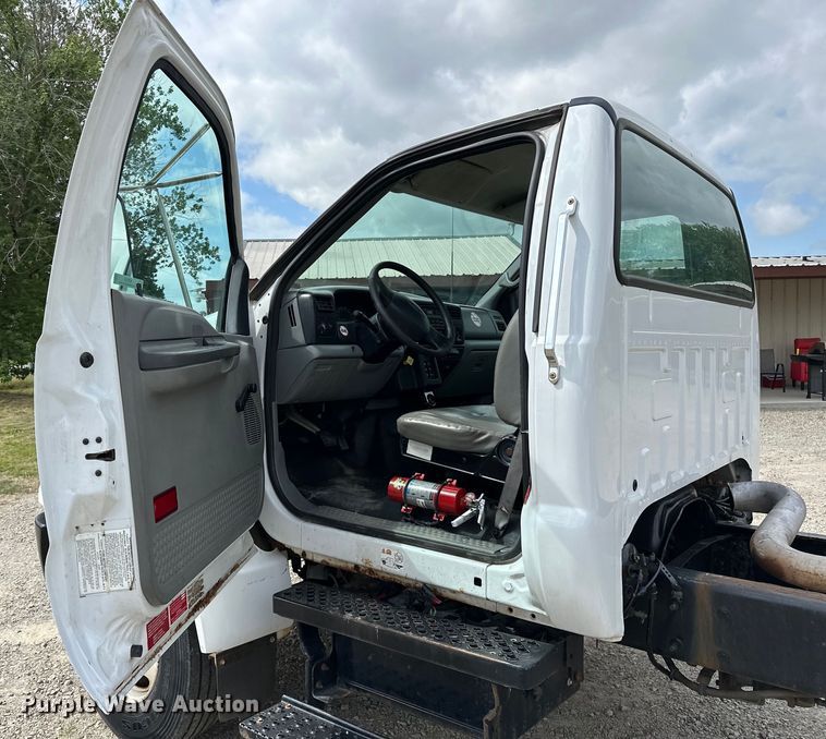 image for item EJ4366 2004 Ford F750 Super Duty truck cab and chassis