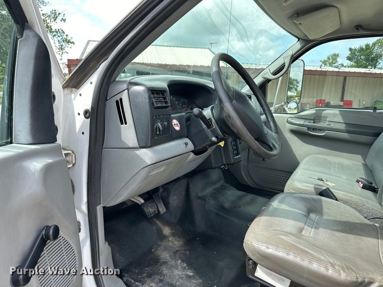 image for item EJ4366 2004 Ford F750 Super Duty truck cab and chassis