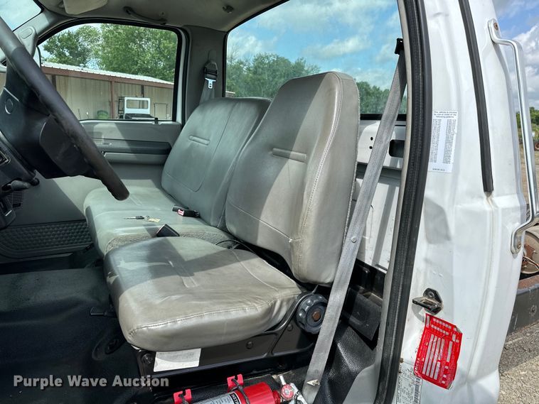 image for item EJ4366 2004 Ford F750 Super Duty truck cab and chassis