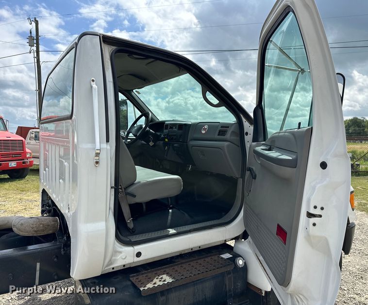 image for item EJ4366 2004 Ford F750 Super Duty truck cab and chassis