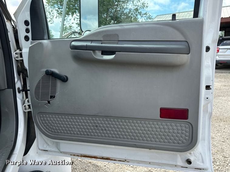 image for item EJ4366 2004 Ford F750 Super Duty truck cab and chassis