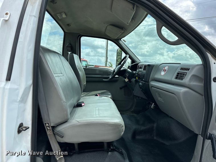 image for item EJ4366 2004 Ford F750 Super Duty truck cab and chassis