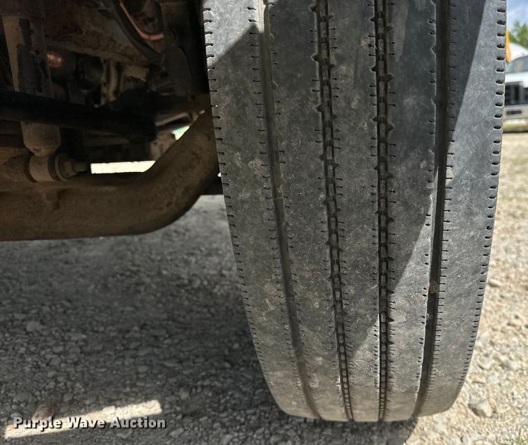 image for item EJ4366 2004 Ford F750 Super Duty truck cab and chassis