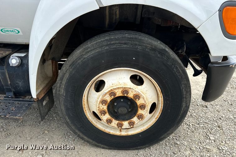 image for item EJ4366 2004 Ford F750 Super Duty truck cab and chassis