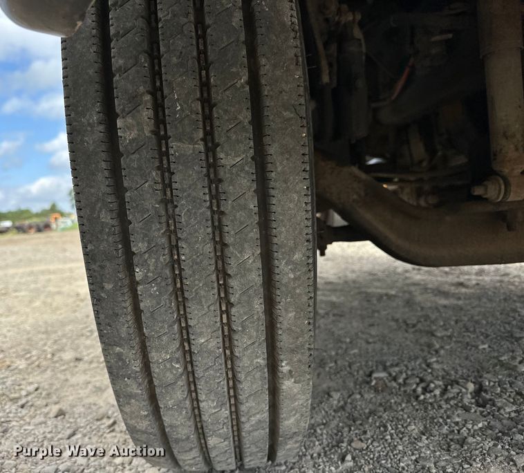 image for item EJ4366 2004 Ford F750 Super Duty truck cab and chassis