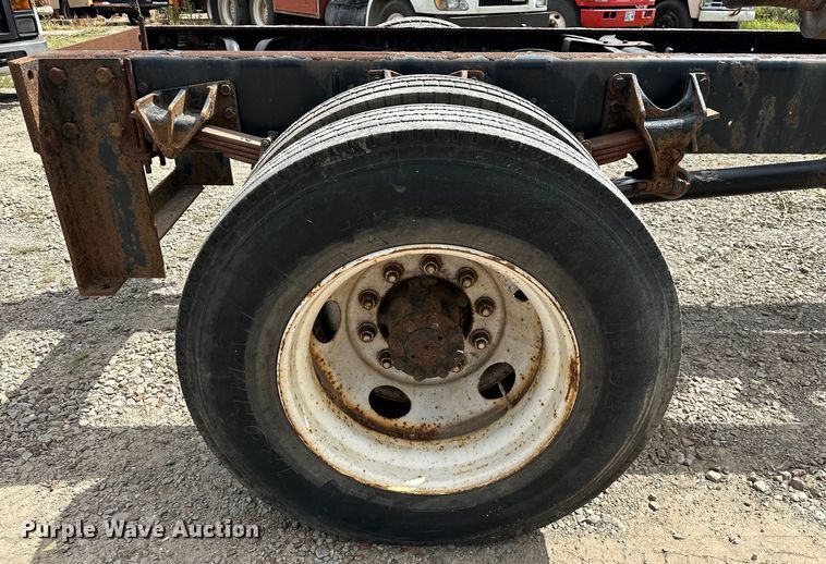 image for item EJ4366 2004 Ford F750 Super Duty truck cab and chassis