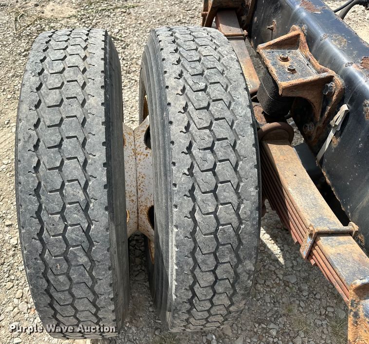 image for item EJ4366 2004 Ford F750 Super Duty truck cab and chassis