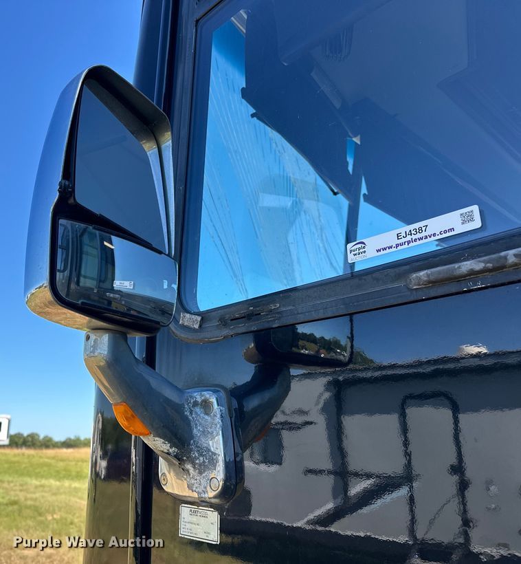 image for item EJ4387 2007 Fleetwood Discovery  RV