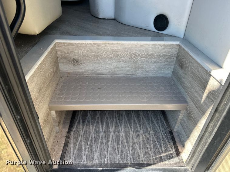 image for item EJ4387 2007 Fleetwood Discovery  RV