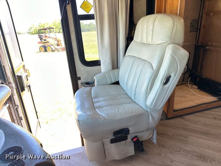 image for item EJ4387 2007 Fleetwood Discovery  RV