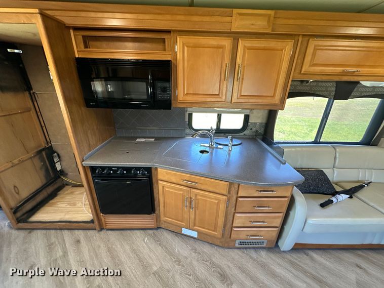 image for item EJ4387 2007 Fleetwood Discovery  RV