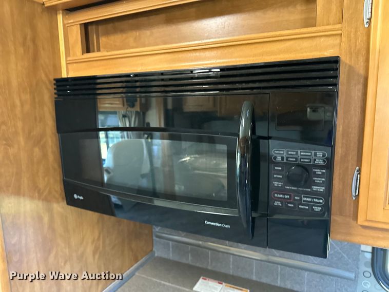 image for item EJ4387 2007 Fleetwood Discovery  RV