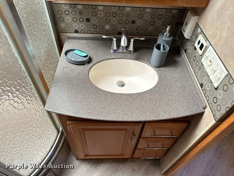image for item EJ4387 2007 Fleetwood Discovery  RV