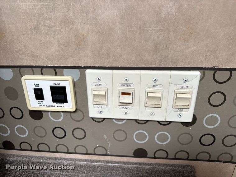 image for item EJ4387 2007 Fleetwood Discovery  RV