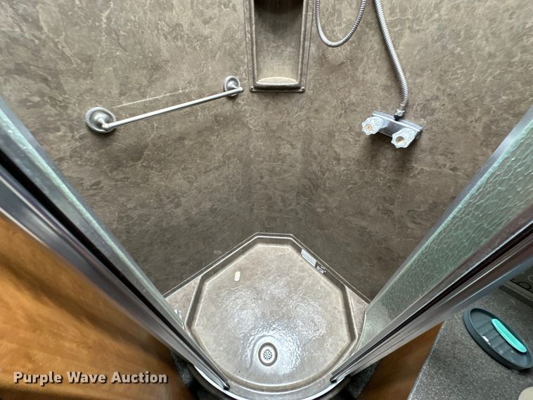 image for item EJ4387 2007 Fleetwood Discovery  RV